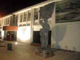 Monumento de homenagem à Mãe Nazarena junto ao Centro Cultural da Nazaré (Marginal da Nazaré)